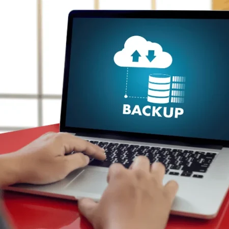 Laptop mit Backup-Cloud und zwei Händen, Neuland IT Cloud-Backup Seite