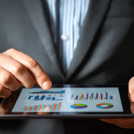 Neuland IT Grafik zu Webhosting, Webdesign und Monitoring – Person analysiert Statistiken auf einem Tablet