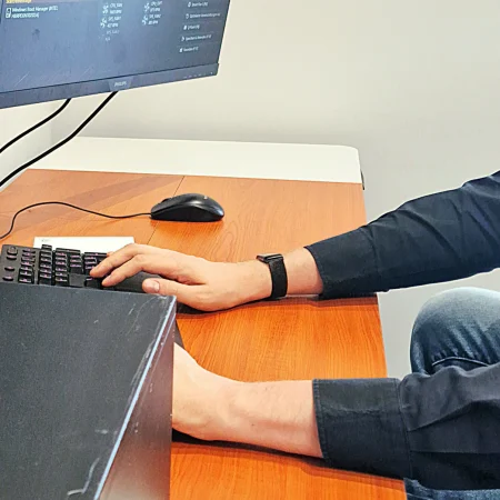 Moderne IT-Infrastruktur mit Servern und digitalen Netzwerkverbindungen in einer professionellen Umgebung.