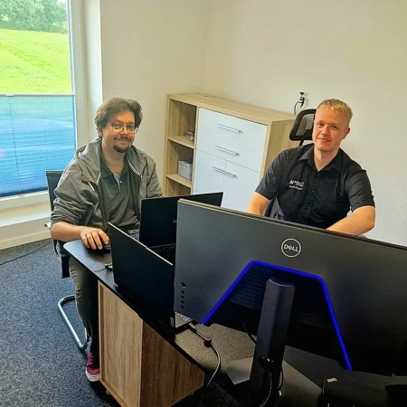 Zwei Personen von Neuland IT im Gespräch über Hardware-Leasing