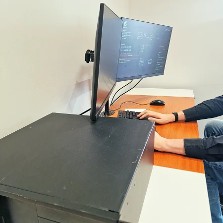 Foto aus dem Neuland IT Büro: Mitarbeiter arbeitet an Server-Konfiguration